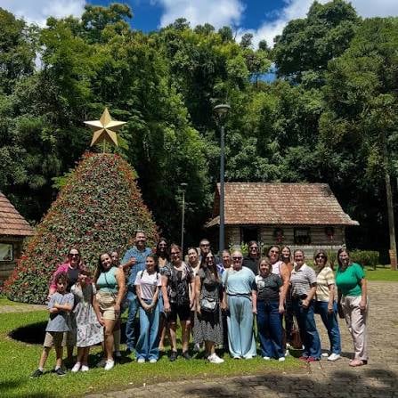 🌲✨ Memórias que a gente constrói junto ✨🌲 Nosso grupo reunido no Bosque do Papa, em mais um momento especial do Natal Mágico Curitiba. Entre sorrisos, natureza e boas histórias, seguimos provando